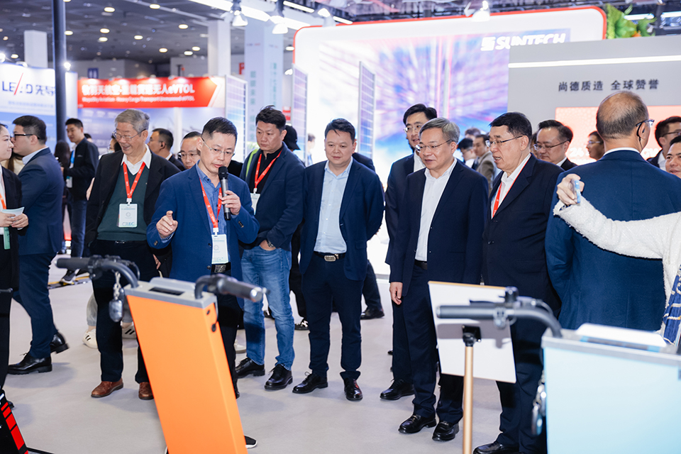 国家级能源领导团点赞，来能太阳能车无锡新能源展 C 位出圈！