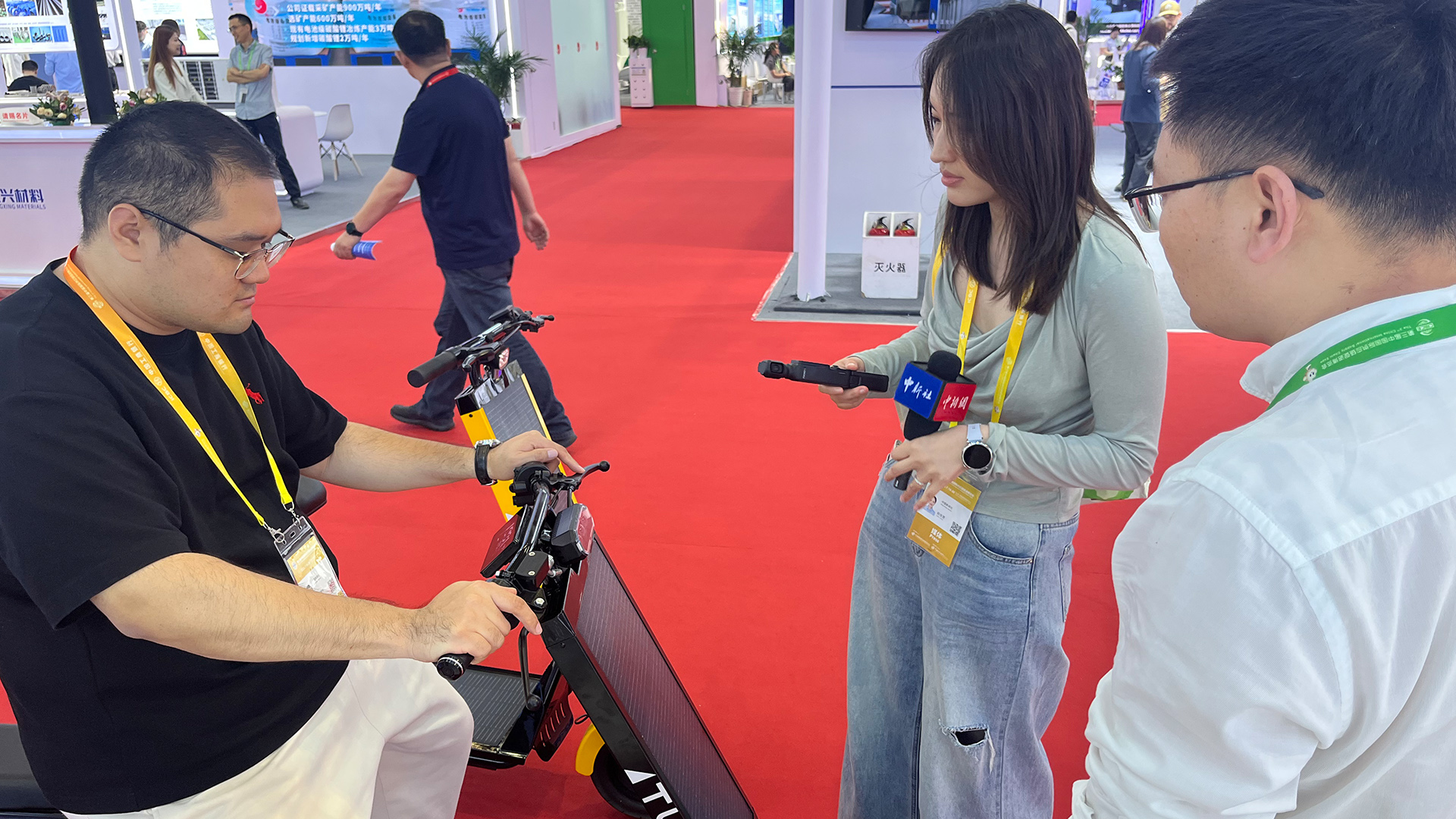 【中国新闻网发布】充电全靠“晒”？太阳能电动车首秀链博会 